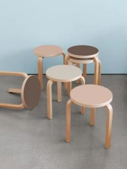 Artek Aalto Stool 60, Powder Linoleum - Birch -Fatboy Sales Store FDS Artek 60 stool lifestyle 2023 EE 1