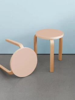 Artek Aalto Stool 60, Powder Linoleum - Birch -Fatboy Sales Store FDS Artek 60 stool lifestyle 2023 EE 4