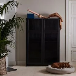 Lundia Classic Vitrine, Reeded Glass, 104 X 149 Cm, Black Lacquered -Fatboy Sales Store aaltolasi tuotekuvaus