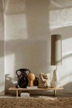 Ferm LIVING Kona Display Table, Oak -Fatboy Sales Store fermLIVING AW21 KonaDisplayTable MeadowHighPileRugLightSand VersoFloorVase EclipseLampshadeLong image 2